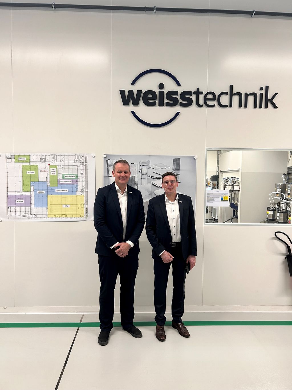 Eike Higgen (l.) mit Peter Kuisle, Managing Director Weiss Technik, bei der Eröffnung einer Batteriefertigung eines großen Automobilkonzerns 