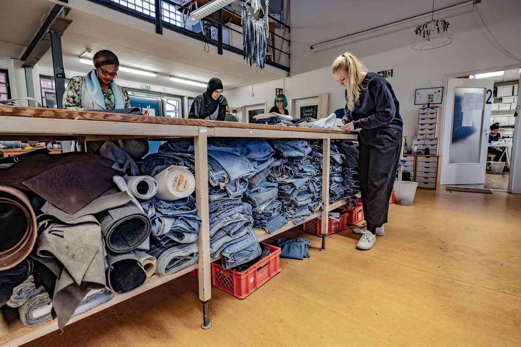 Drei Frauen arbeiten in der Textilmanufaktur